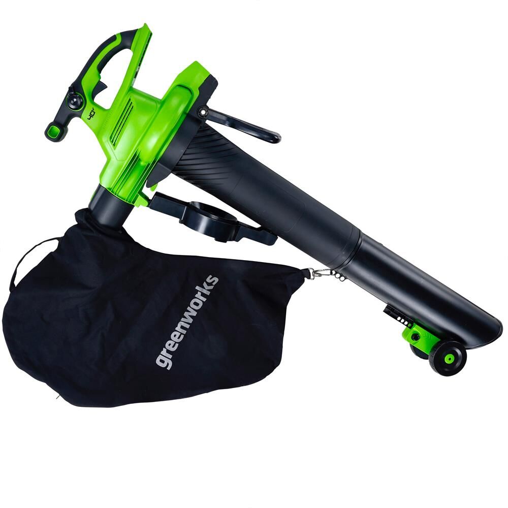 Садовый пылесос-воздуходувка в работе